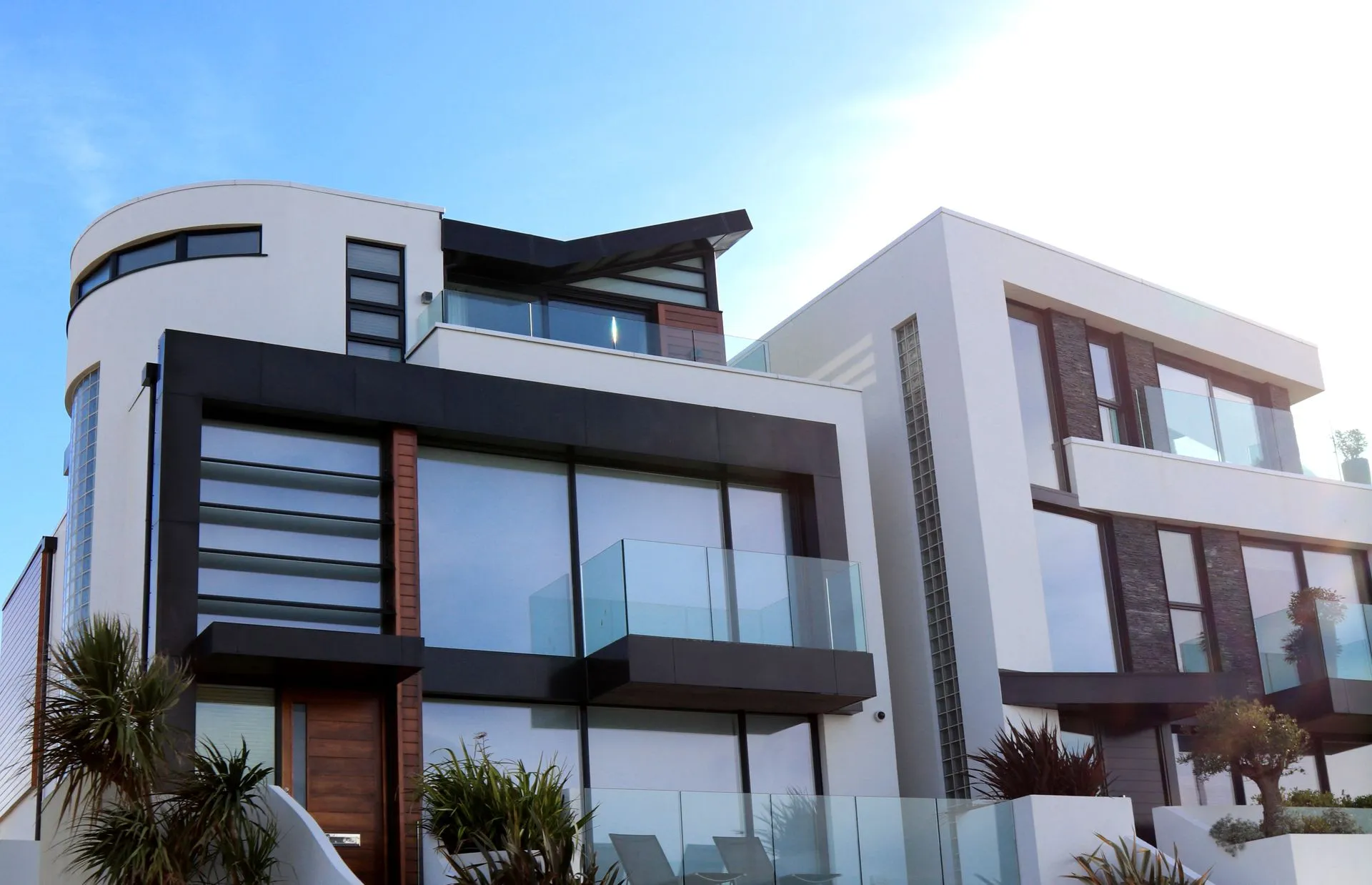 Mortgage broker in Dubai helping a client get pre-approved